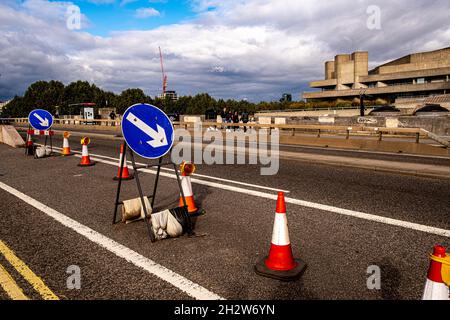 Straßensperrungen und Straßenreparaturen Waterloo Bridge London England Großbritannien ohne Verkehr oder Menschen Stockfoto