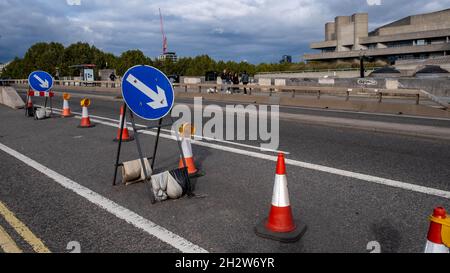 Straßensperrungen und Straßenreparaturen Waterloo Bridge London England Großbritannien ohne Verkehr oder Menschen Stockfoto