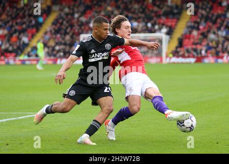 Iliman Ndiaye von Sheffield United (links) und Callum Styles von Barmsley kämpfen während des Sky Bet Championship-Spiels im Oakwell Stadium, Barnsley, um den Ball. Bilddatum: Sonntag, 24. Oktober 2021. Stockfoto