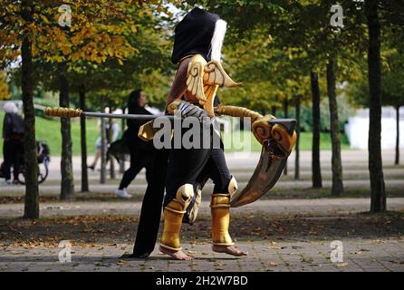 Ein Cosplayer, der als die Figur Thanatos gekleidet war, während des dritten Tages der MCM Comic Con im Excel London im Osten Londons. Bilddatum: Sonntag, 24. Oktober 2021. Stockfoto