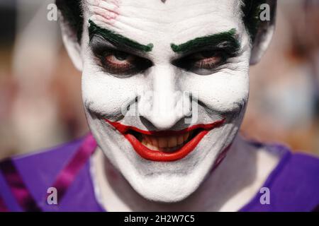 Ein Cosplayer, der als Joker gekleidet war, am dritten Tag der MCM Comic Con im Excel London im Osten Londons. Bilddatum: Sonntag, 24. Oktober 2021. Stockfoto