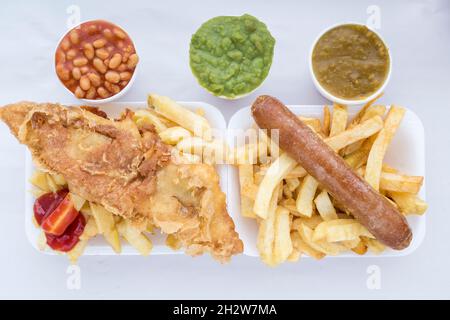 Sheffield UK – 7 Dec 2017: Traditioneller britischer Fisch und Chips mit Ketchup, matschigen Erbsen oder einer Sauce aus einem anderen Gericht bei Kelham Fisheries Stockfoto
