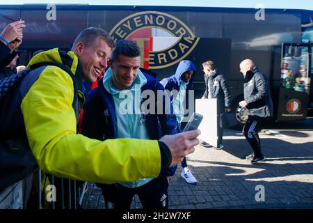 LEEUWARDEN, NIEDERLANDE - 24. OKTOBER: Feyenoord-Fan mit Bryan Linssen von Feyenoord Rotterdam während des niederländischen Eredivisie-Spiels zwischen SC Cambuur und Feyenoord am 24. Oktober 2021 im Cambuur Stadion in Leeuwarden, Niederlande (Foto: Henk Jan Dijks/Orange Picts) Stockfoto