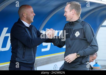 LEEUWARDEN, NIEDERLANDE - 24. OKTOBER: Trainer Arne Slot von Feyenoord Rotterdam, Schiedsrichter-Assistent Erwin Zeinstra während des niederländischen Eredivisie-Spiels zwischen SC Cambuur und Feyenoord am 24. Oktober 2021 im Cambuur Stadion in Leeuwarden, Niederlande (Foto: Henk Jan Dijks/Orange Picts) Stockfoto