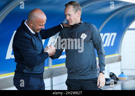 LEEUWARDEN, NIEDERLANDE - 24. OKTOBER: Trainer Arne Slot von Feyenoord Rotterdam, Schiedsrichter-Assistent Erwin Zeinstra während des niederländischen Eredivisie-Spiels zwischen SC Cambuur und Feyenoord am 24. Oktober 2021 im Cambuur Stadion in Leeuwarden, Niederlande (Foto: Henk Jan Dijks/Orange Picts) Stockfoto