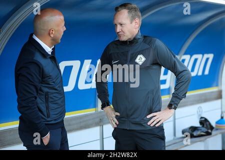 LEEUWARDEN, NIEDERLANDE - 24. OKTOBER: Trainer Arne Slot von Feyenoord Rotterdam, Schiedsrichter-Assistent Erwin Zeinstra während des niederländischen Eredivisie-Spiels zwischen SC Cambuur und Feyenoord am 24. Oktober 2021 im Cambuur Stadion in Leeuwarden, Niederlande (Foto: Henk Jan Dijks/Orange Picts) Stockfoto