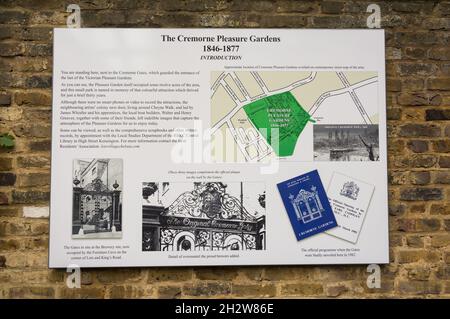 Informationstafeln beschreiben die Annehmlichkeiten und die Geschichte von Charles Random's (aka Baron de Bérenger) Cremorne Pleasure Gardens in Chelsea, London, Großbritannien Stockfoto