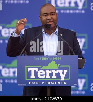 Richmond, Virginia, USA. Oktober 2021. Der Vorsitzende des DNC, JAIME HARRISON, spricht bei einer Basiskundgebung an der Virginia Commonwealth University im Namen des demokratischen Kandidaten für den Gouverneur von Virginia, Terry McAuliffe. (Foto: © Brian Cahn/ZUMA Press Wire) Stockfoto