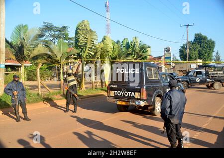 Kampala. Okt. 2021. Das am 24. Oktober 2021 aufgenommene Foto zeigt Polizeibeamte, die am Tatort eines Bombenanschlags in Komamboga, einem Vorort von Kampala, Uganda, Dienst hatten. Die ugandische Polizei hat bestätigt, dass es am Samstag einen Bombenanschlag in der Hauptstadt Kampala gab, bei dem zwei Menschen getötet und andere verletzt wurden. Der ugandische Präsident Yoweri Museveni sagte am Sonntag, dass die Täter des Bombenanschlags in der Hauptstadt Kampala am Samstagabend verhaftet werden. Quelle: Nichola Kajoba/Xinhua/Alamy Live News Stockfoto