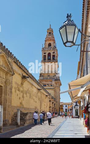 Blick auf die Calle Cardenal Herrero zum Glockenturm, der über dem ehemaligen Minarett der Moschee, Cordoba, Provinz Cordoba, Andalusien, Spanien, errichtet wurde. Stockfoto