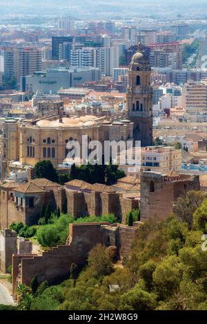 Kathedrale und Mauern der Alcazaba vom Hotel National Parador aus gesehen, Malaga, Costa del Sol, Provinz Malaga, Andalusien, Südspanien. Stockfoto