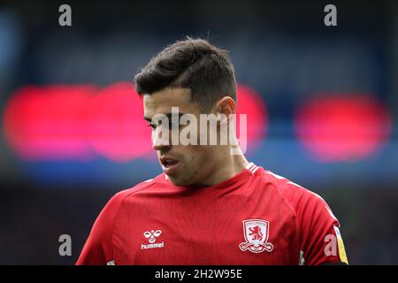 Cardiff, Großbritannien. Oktober 2021. Martin Payero von Middlesbrough schaut zu. EFL Skybet Championship match, Cardiff City gegen Middlesbrough im Cardiff City Stadium in Cardiff, Wales am Samstag, 23. Oktober 2021. Dieses Bild darf nur für redaktionelle Zwecke verwendet werden. Nur zur redaktionellen Verwendung, Lizenz für kommerzielle Nutzung erforderlich. Keine Verwendung in Wetten, Spiele oder einem einzigen Club / Liga / Spieler Publikationen. PIC von Andrew Orchard / Andrew Orchard Sport Fotografie / Alamy Live News Kredit: Andrew Orchard Sport Fotografie / Alamy Live News Stockfoto