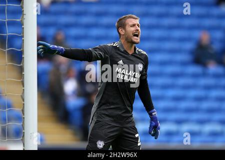 Cardiff, Großbritannien. Oktober 2021. Alex Smithies, der Torhüter von Cardiff City, schaut zu. EFL Skybet Championship match, Cardiff City gegen Middlesbrough im Cardiff City Stadium in Cardiff, Wales am Samstag, 23. Oktober 2021. Dieses Bild darf nur für redaktionelle Zwecke verwendet werden. Nur zur redaktionellen Verwendung, Lizenz für kommerzielle Nutzung erforderlich. Keine Verwendung in Wetten, Spiele oder einem einzigen Club / Liga / Spieler Publikationen. PIC von Andrew Orchard / Andrew Orchard Sport Fotografie / Alamy Live News Kredit: Andrew Orchard Sport Fotografie / Alamy Live News Stockfoto