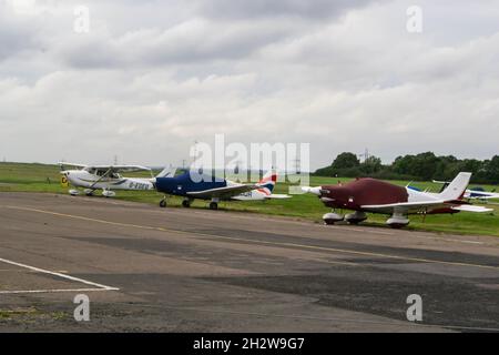 ELSTREE, LONDON, ENGLAND - 17. Oktober 2021: Leichte Flugzeuge auf dem Flugplatz London Elstree Stockfoto