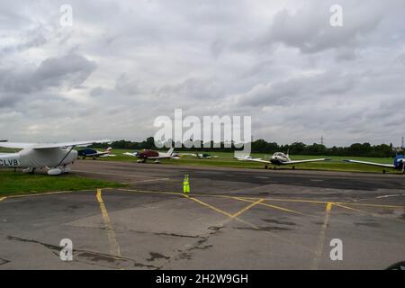 ELSTREE, LONDON, ENGLAND - 17. Oktober 2021: Leichte Flugzeuge auf dem Flugplatz London Elstree Stockfoto
