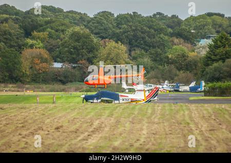 ELSTREE, LONDON, ENGLAND - 17. Oktober 2021: Robinson R44 Cadet-Hubschrauber vom Londoner Elstree Aerodrome in England aus abheben Stockfoto
