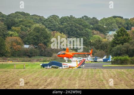 ELSTREE, LONDON, ENGLAND - 17. Oktober 2021: Robinson R44 Cadet-Hubschrauber vom Londoner Elstree Aerodrome in England aus abheben Stockfoto