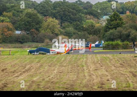 ELSTREE, LONDON, ENGLAND - 17. Oktober 2021: Leichte Flugzeuge auf dem Flugplatz London Elstree Stockfoto