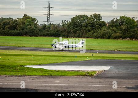 ELSTREE, LONDON, ENGLAND- 17. Oktober 2021: Cessna 172N Skyhawk auf der Start- und Landebahn des Flugplatzes London Elstree Stockfoto