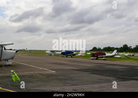 ELSTREE, LONDON, ENGLAND - 17. Oktober 2021: Leichte Flugzeuge auf dem Flugplatz London Elstree Stockfoto