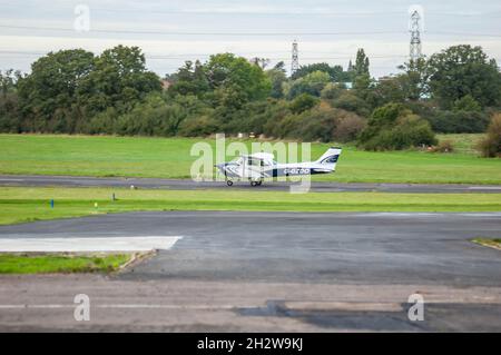 ELSTREE, LONDON, ENGLAND- 17. Oktober 2021: Cessna 172N Skyhawk auf der Start- und Landebahn des Flugplatzes London Elstree Stockfoto