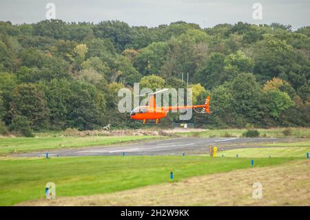 ELSTREE, LONDON, ENGLAND - 17. Oktober 2021: Robinson R44 Cadet-Hubschrauber vom Londoner Elstree Aerodrome in England aus abheben Stockfoto