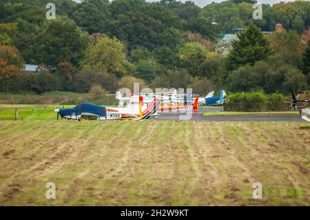 ELSTREE, LONDON, ENGLAND - 17. Oktober 2021: Leichte Flugzeuge auf dem Flugplatz London Elstree Stockfoto