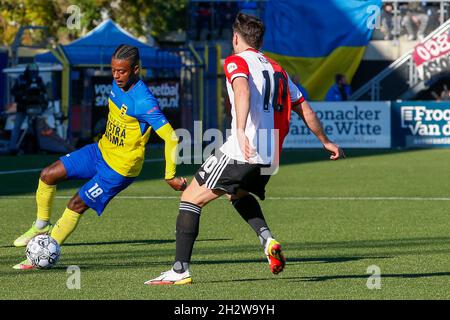 LEEUWARDEN, NIEDERLANDE - 24. OKTOBER: David Sambissa vom SC Cambuur, Orkun Kokcu von Feyenoord Rotterdam während des niederländischen Eredivisie-Spiels zwischen SC Cambuur und Feyenoord am 24. Oktober 2021 im Cambuur Stadion in Leeuwarden, Niederlande (Foto: Henk Jan Dijks/Orange Picts) Stockfoto