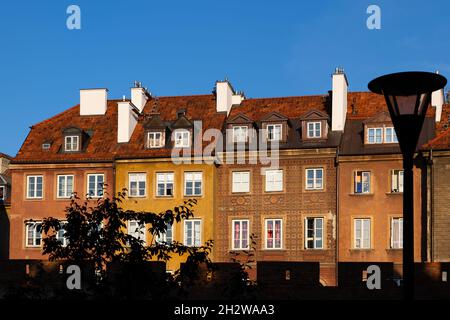 Historische Mietshäuser und Wandzinnen Silhouette in der Altstadt von Warschau Stadt in Polen. Stockfoto