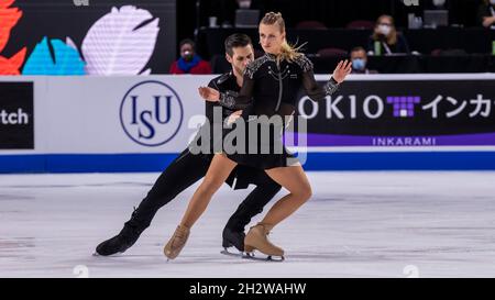 Las Vegas, USA. Oktober 2021. Madison Hubbell und Zachary Donohue beenden ihr kurzes Rhythmus-Tanzprogramm am 23. Oktober 2021 auf dem ISU Guaranteed Rate Skate America 2021 in der Orleans Arena, Las Vegas, Nevada (Foto: Jeff Wong/Sipa USA). Quelle: SIPA USA/Alamy Live News Stockfoto