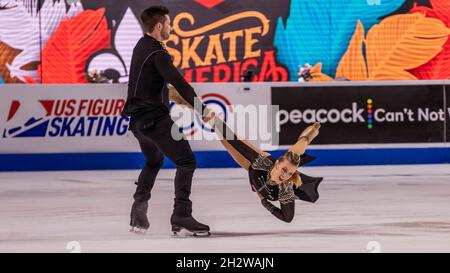 Las Vegas, USA. Oktober 2021. Madison Hubbell und Zachary Donohue beenden ihr kurzes Rhythmus-Tanzprogramm am 23. Oktober 2021 auf dem ISU Guaranteed Rate Skate America 2021 in der Orleans Arena, Las Vegas, Nevada (Foto: Jeff Wong/Sipa USA). Quelle: SIPA USA/Alamy Live News Stockfoto