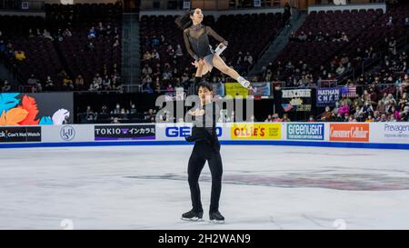 Las Vegas, USA. Oktober 2021. Riku Miura und Ryuichi Kihara aus Japan holen sich am 23. Oktober 2021 die Silbermedaille beim ISU Guaranteed Rate Skate America 2021 in der Orleans Arena, Las Vegas, Nevada (Foto: Jeff Wong/Sipa USA). Quelle: SIPA USA/Alamy Live News Stockfoto