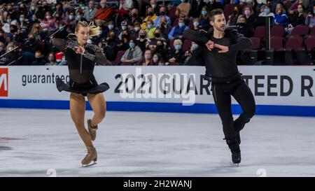 Las Vegas, USA. Oktober 2021. Madison Hubbell und Zachary Donohue beenden ihr kurzes Rhythmus-Tanzprogramm am 23. Oktober 2021 auf dem ISU Guaranteed Rate Skate America 2021 in der Orleans Arena, Las Vegas, Nevada (Foto: Jeff Wong/Sipa USA). Quelle: SIPA USA/Alamy Live News Stockfoto