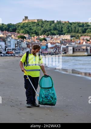 Ein strandpflücker aus sauberem Plastik am Strand von Scarborough North Riding of Yorkshire, North Yorkshire England Stockfoto