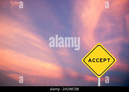 Gelbes Transportschild mit Wort Accept auf violettem Himmel Hintergrund Stockfoto