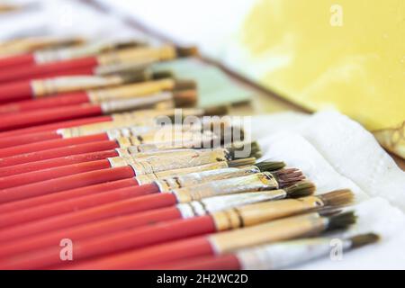 Ein Satz roter Pinsel zum Malen, Nahaufnahme. Stockfoto