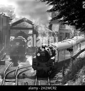 Lokomotive 73096, die von der Ropley Station auf der Mid-Hants Railway (Watercress Line), Ropley, Hampshire, England, Großbritannien, abfährt Stockfoto