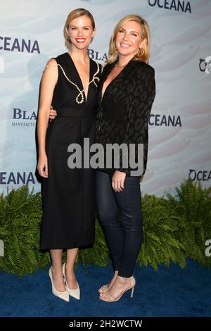 Brooklyn Decker, Juni Diane Raphael bei der 14. Jährlichen SeaChange Summer Party der Oceana in einer Privatresidenz am 23. Oktober 2021 in Laguna Beach, CA (Foto: Katrina Jordan/Sipa USA) Stockfoto