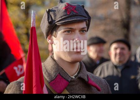 Moskau, Russland. 7. November, 2015. März und Kundgebung zum 98. Jahrestag der Großen Sozialistischen Oktoberrevolution. Teilnehmer während des marsches vom Strastnoy Boulevard zum Theaterplatz in Moskau Stockfoto