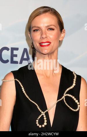 Brooklyn Decker bei der 14. Jährlichen SeaChange Sommerparty der Oceana in einer Privatresidenz am 23. Oktober 2021 in Laguna Beach, CA (Foto: Katrina Jordan/Sipa USA) Stockfoto