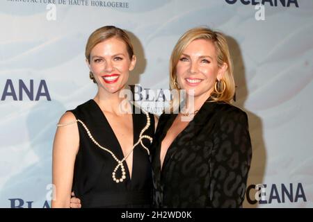 Brooklyn Decker, Juni Diane Raphael bei der 14. Jährlichen SeaChange Summer Party der Oceana in einer Privatresidenz am 23. Oktober 2021 in Laguna Beach, CA (Foto: Katrina Jordan/Sipa USA) Stockfoto