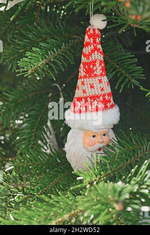 Keramik-Weihnachtsspielzeug Weihnachtsmann hängt auf dem Weihnachtsbaum Stockfoto