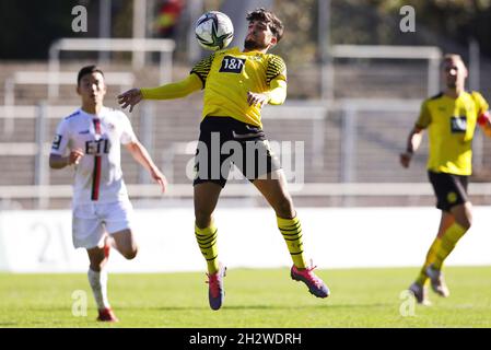 Dortmund, Deutschland. 24. Oktober 2021. firo: 24.10.2021, Fuvuball, Fußball, 3. Bundesliga, Saison 2021/2022, BVB U23, Borussia Dortmund II - Viktoria kV? ln Immanuel PHERAI, BVB, Individual Action Credit: dpa/Alamy Live News Stockfoto