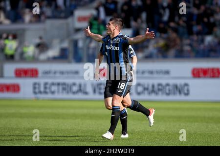 Bergamo, Italien, 24. Oktober 2021. Ruslan Malinovskyj Mittelfeldspieler für Atalanta B.C. feiert nach dem Tor während der Serie Ein Fußballspiel zwischen Atalanta und Udinese. Quelle: Stefano Nicoli/Speed Media/Alamy Live News Stockfoto