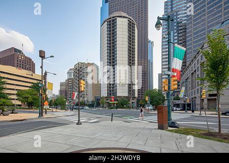 1776 Benjamin Franklin Parkway, die ehemaligen Embassy Suites, wurde in Apartments umgewandelt - The Terrace in der 18th Street. Stockfoto