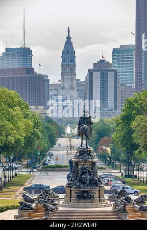 Der unverschämte Blick auf den Benjamin Franklin Parkway vom Philadelphia Museum of Art, mit Rathaus und Penn Square in der Ferne. Stockfoto