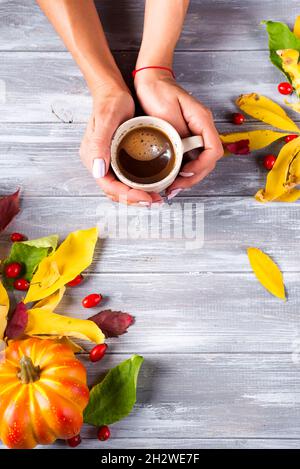Frau hält heißen Kaffee in den Händen Stockfoto