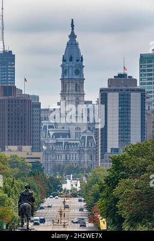 Der unverschämte Blick auf den Benjamin Franklin Parkway vom Philadelphia Museum of Art, mit Rathaus und Penn Square in der Ferne. Stockfoto