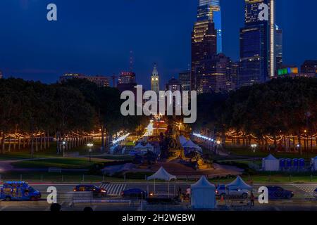 Hell erleuchteter Benjamin Franklin Parkway nach Einbruch der Dunkelheit, von der plaza vor dem Philadelphia Museum of Art auf der „Rocky Steps“ aus gesehen. (Aus dem Stockfoto