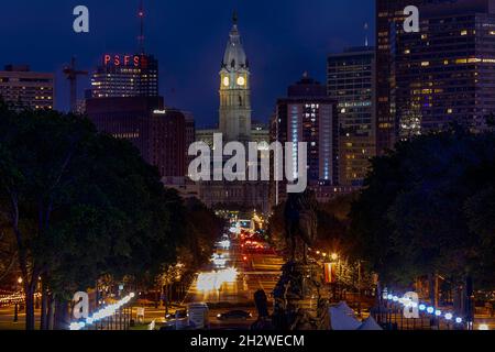 Hell erleuchteter Benjamin Franklin Parkway nach Einbruch der Dunkelheit, von der plaza vor dem Philadelphia Museum of Art auf der „Rocky Steps“ aus gesehen. (Aus dem Stockfoto